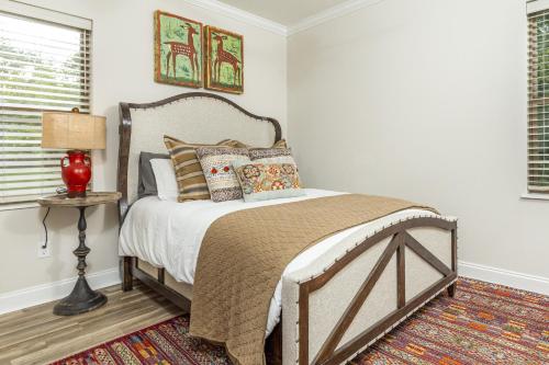 Modern Cades Cove Condo- Mountain Views Community Pool and Fire Pit Private Patio - main image