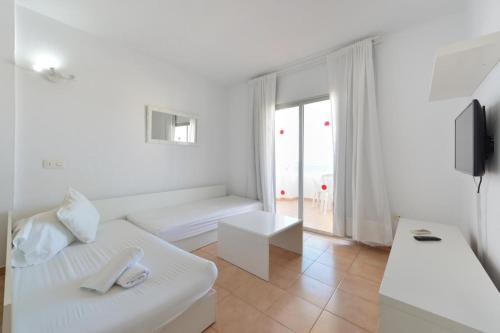 Apartamentos San Antonio Beach - image 12