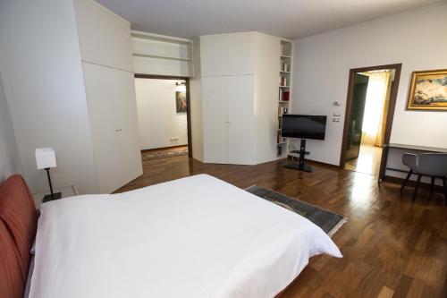 Historical apartment in the center of Gravedona - Larihome A02
