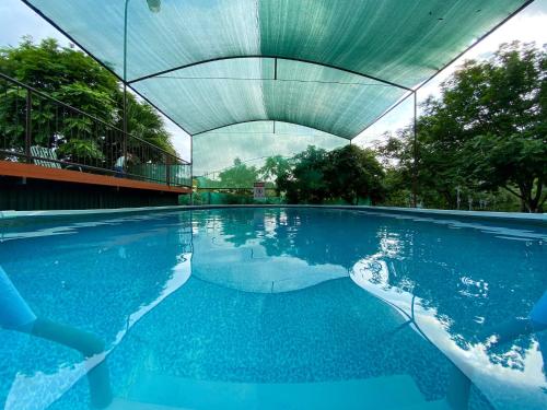 สระว่ายน้ำ, Hotel Cabinas el Tecal in อูบิตา
