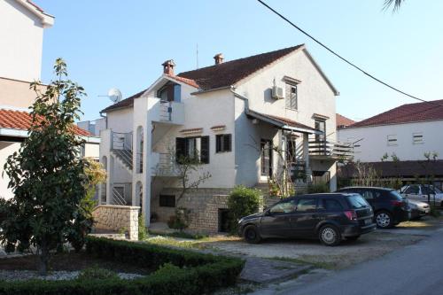 Apartments with a parking space Sukosan Zadar - 6122 