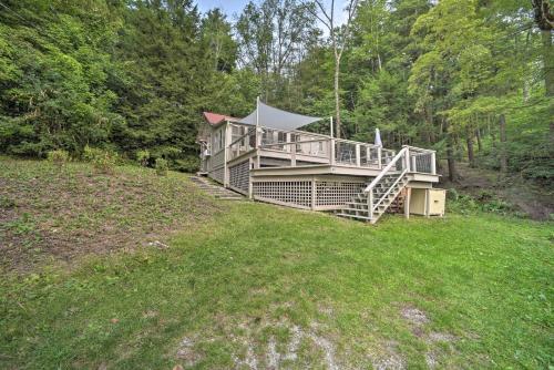 Cozy Stockbridge Cabin - Walk to Beach and Lake!