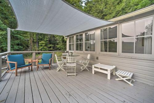 Cozy Stockbridge Cabin - Walk to Beach and Lake!