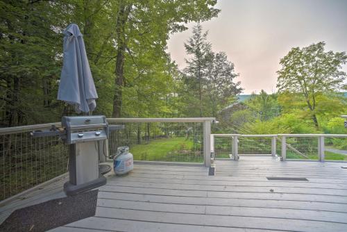 Cozy Stockbridge Cabin - Walk to Beach and Lake! in Stockbridge (MA)