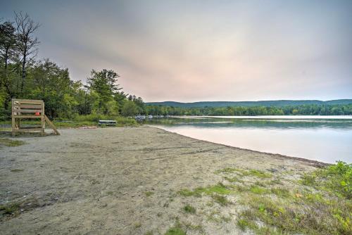 Cozy Stockbridge Cabin - Walk to Beach and Lake! - image 10