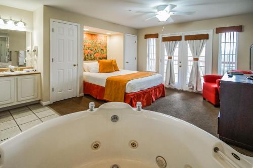 Surreys Grand Crowne Resort In Branson Mo Room Deals Photos Reviews
