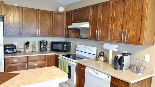 Facilities, 3 beds , Private Cozy Patio , 4 mins drive to Starbucks in Grande Prairie