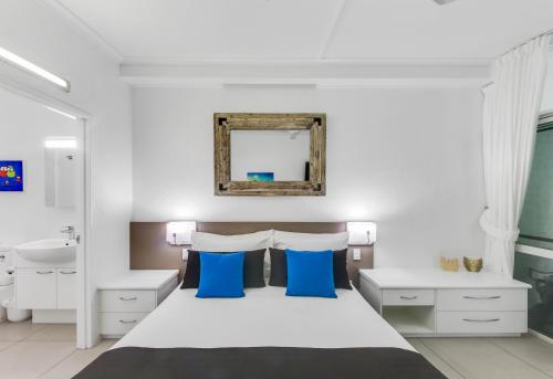 Queen Studio with Garden View room in By The Sea Port Douglas