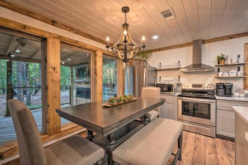 Modern Cabin with Luxury Deck and Private Hot Tub - image 4