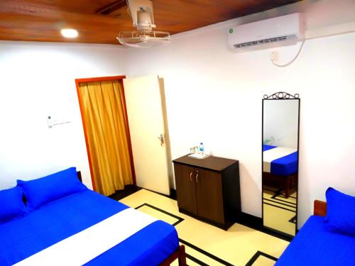 Triple Room with Private Bathroom image 3