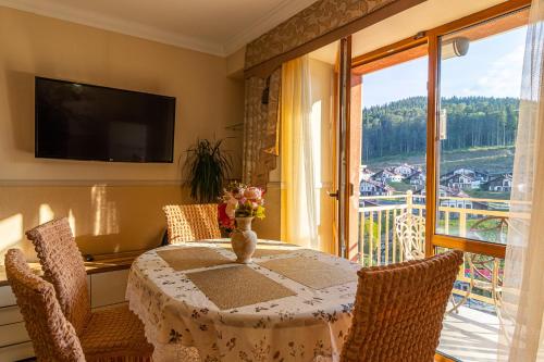 Apartment with fireplace and mountain view