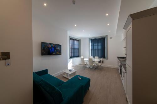 16 Queen Avenue Collection by Happy Days, Liverpool (photo 10)