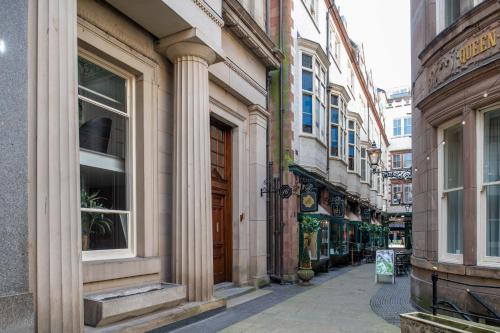 16 Queen Avenue Collection by Happy Days, Liverpool (photo 6)