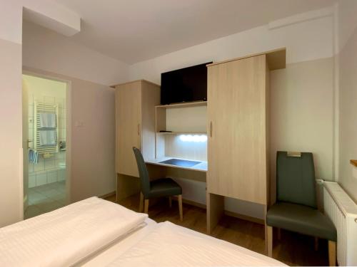 1 queen bed, 1 twin bed