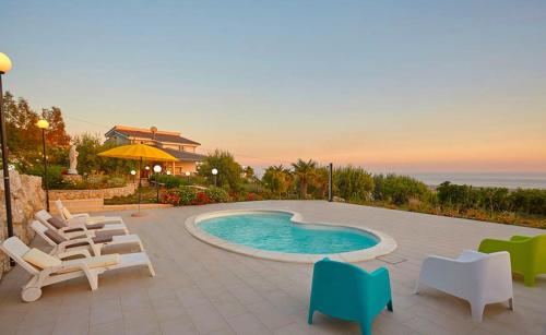 2 bedrooms villa with sea view private pool and enclosed garden at Favara