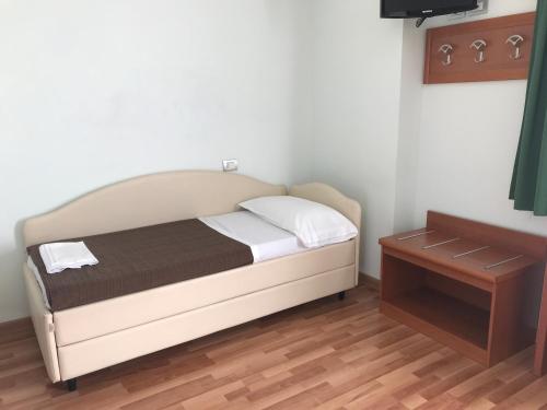 1 queen bed, 2 bunk beds