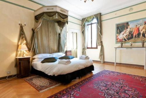 Charming large palazzo in center Venice for up to 9 people, Венеция (фото 10)