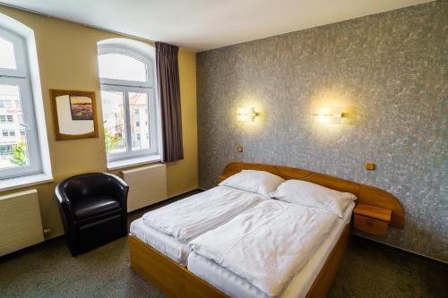 1 queen bed, 1 sofa bed