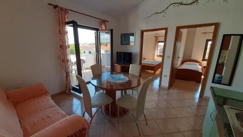 廚房, Villa Linet with garden in 馮塔納