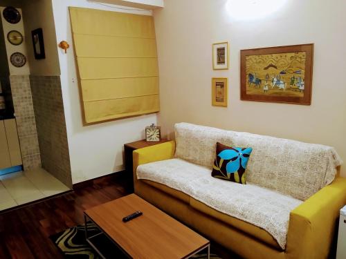 . Independent Charming Studio with balcony Urban view