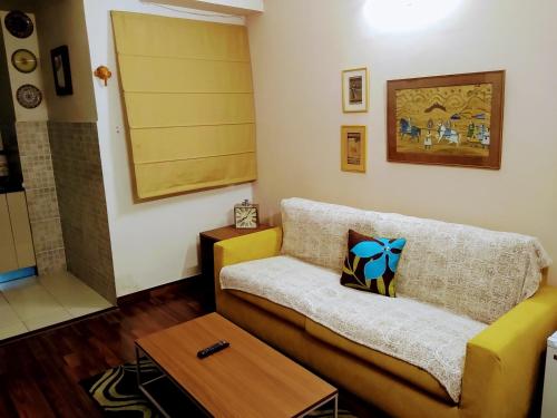 Independent Charming Studio with balcony Urban view New Delhi and NCR