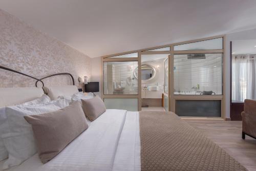 1 queen bed, 2 sofa beds
