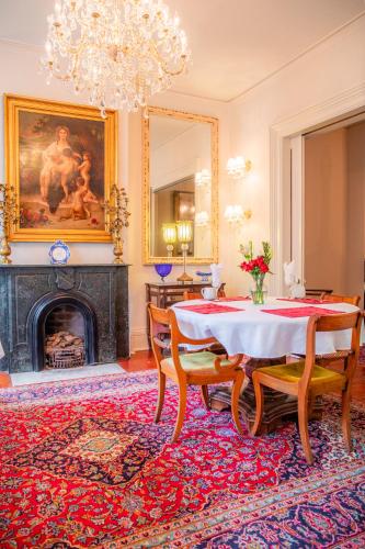 Közös társalgó / TV, Justine Inn Savannah near Bonaventure Cemetary