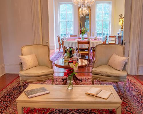 Közös társalgó / TV, Justine Inn Savannah near Bonaventure Cemetary