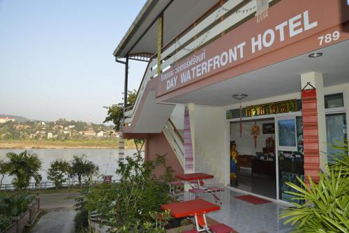 Day Waterfront Hotel. - 숙소 외관