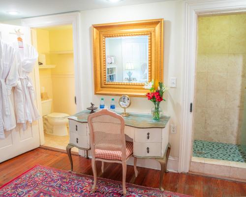 Justine Inn Savannah Ideally located in the Victoria District - West area, Justine Inn Savannah promises a relaxing and wonderful visit. The property has everything you need for a comfortable stay. Service-minded staff wi