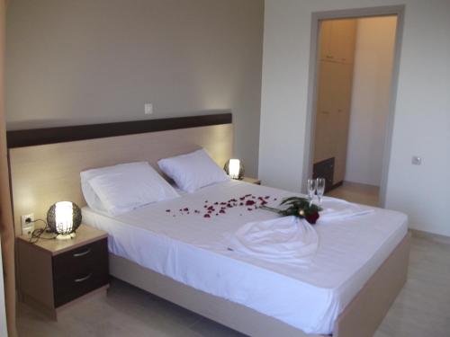 2 bedrooms, 5 beds