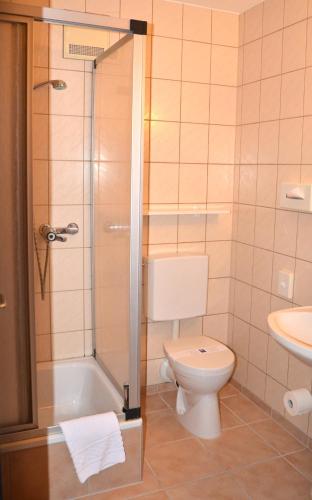 Hotel Pirsch 10.7km von Föckelberg entfernt
