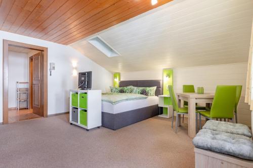 1 queen bed, 1 sofa bed