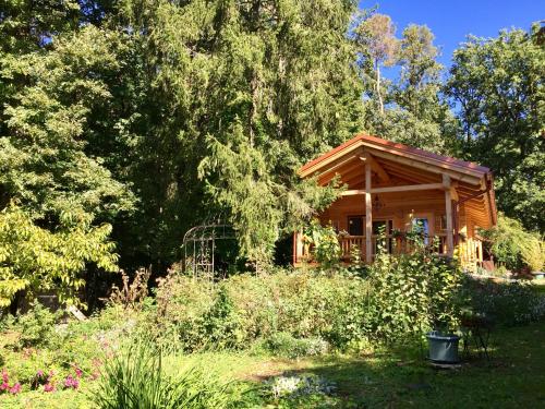 Blockhaus Chalet mit eigenem Badefass und Infrarotsauna auf der Terrasse