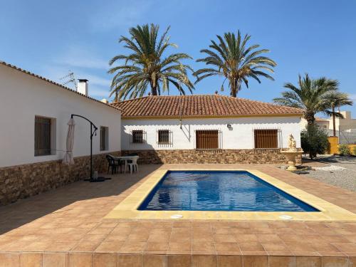 Chalet con piscina privada de 4 dormitorios Las Herrerias -cerca de Vera Playa-