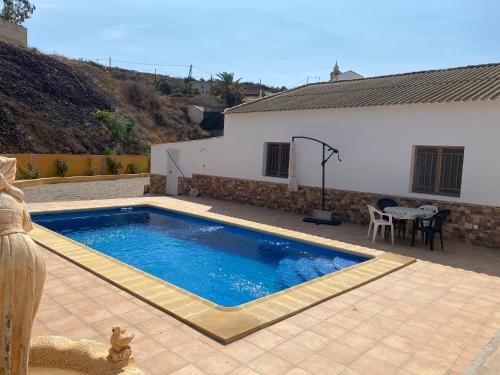 Chalet con piscina privada de 4 dormitorios Las Herrerias -cerca de Vera Playa-