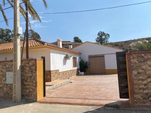 Chalet con piscina privada de 4 dormitorios Las Herrerias -cerca de Vera Playa-