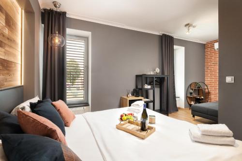 Deluxe Double Room - Street View