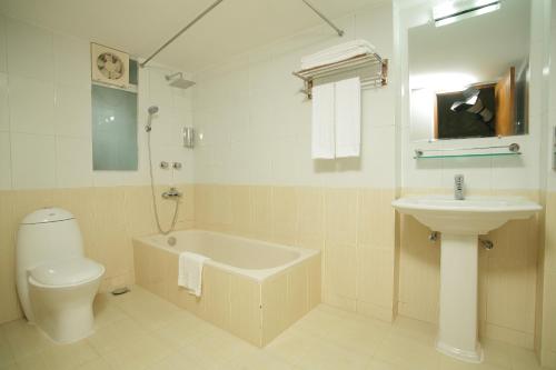 Bathroom, Richmond Hotel and Suites near Shahjalal International Airport