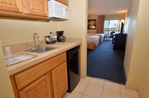 Queen Room with Two Queen Beds - Ocean Front image 5