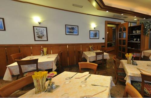 Hotel Vela - image 10