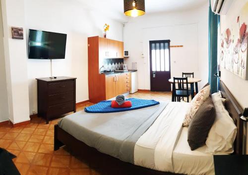 1 double bed, 2 twin beds, 1 futon bed