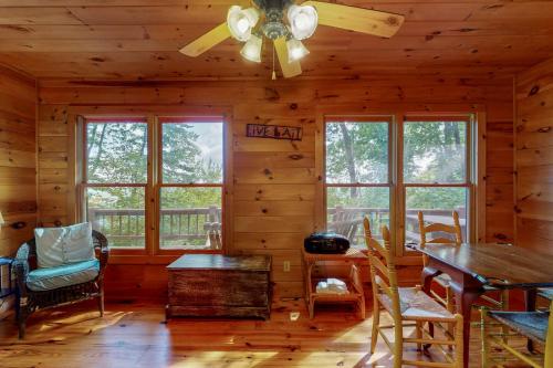 Cabin Sweet Cabin in Blue Ridge, USA