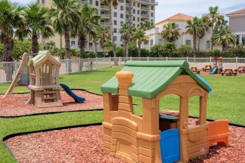 1st floor beachfront!! Steps from the beach! Enjoy 2 pools and jacuzzi - image 2