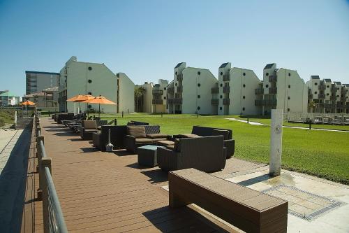 1st floor beachfront!! Steps from the beach! Enjoy 2 pools and jacuzzi - image 3