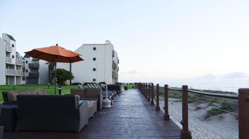 1st floor beachfront!! Steps from the beach! Enjoy 2 pools and jacuzzi - image 4
