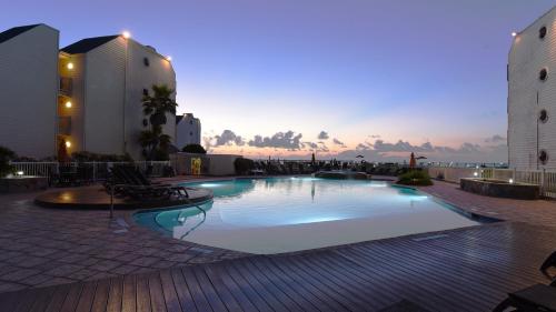 Amazing beachfront condo! enjoy with great views of beach and pool from balcony - image 6