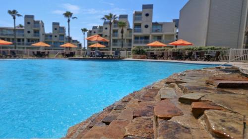 Amazing beachfront condo! enjoy with great views of beach and pool from balcony - image 8