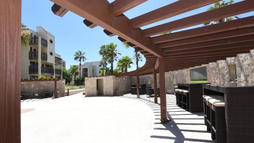 Amazing beachfront condo! enjoy with great views of beach and pool from balcony