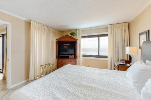 Emerald Towers near Joe's Crab Shack